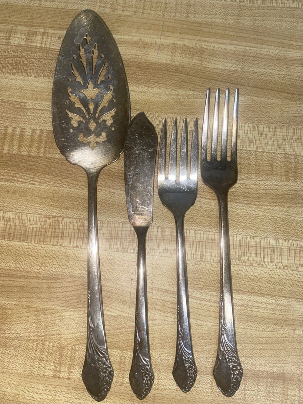 Lot Of 4 Oneida Tudor Plate Queen Bess Pieces Forks Butter Knife Serving